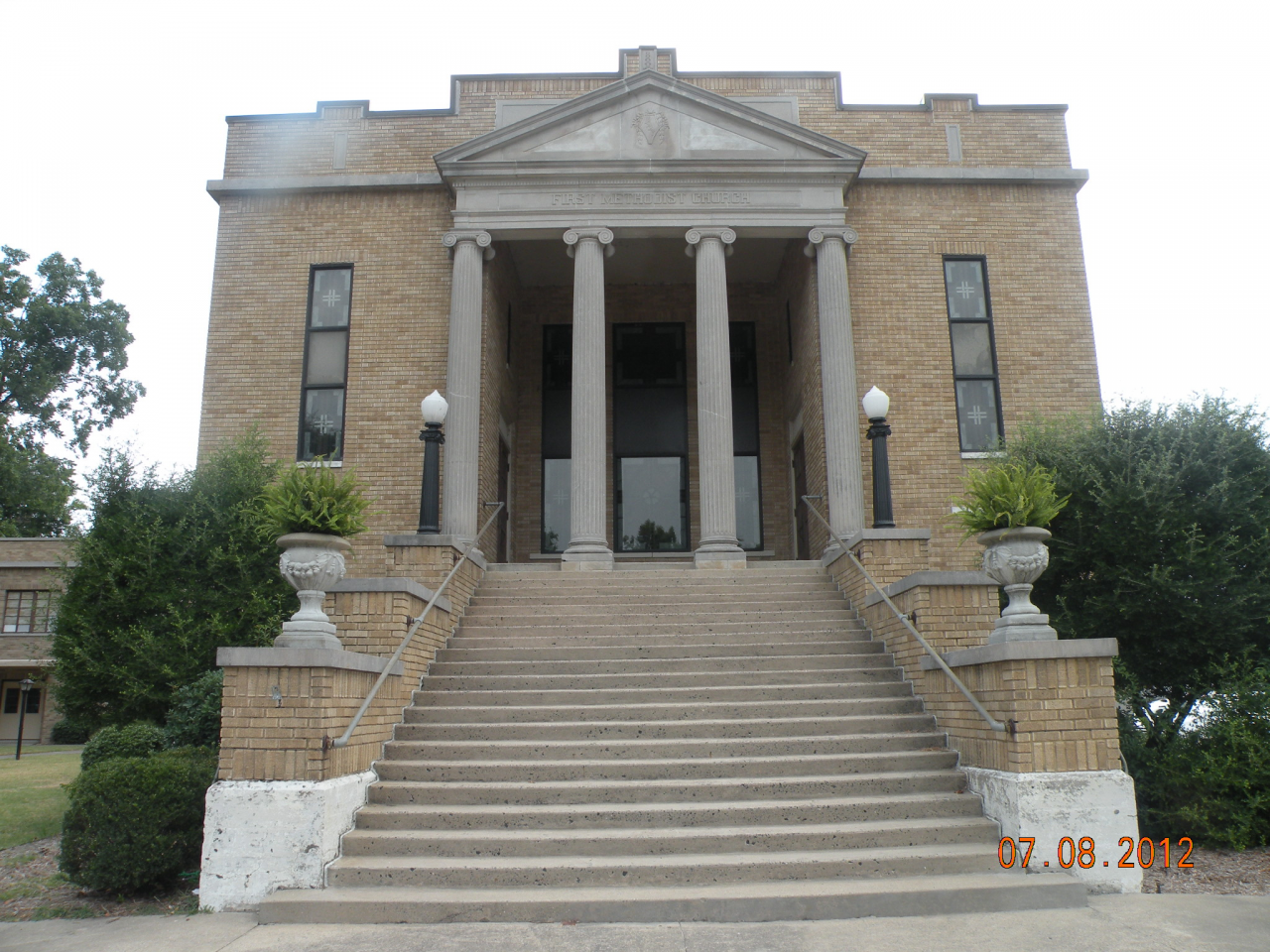 england_fumc_front_of_church.png
