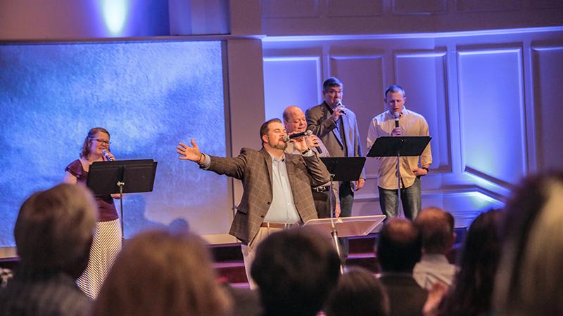 Our 9:00 am service is a vibrant voices-only acappella experience.